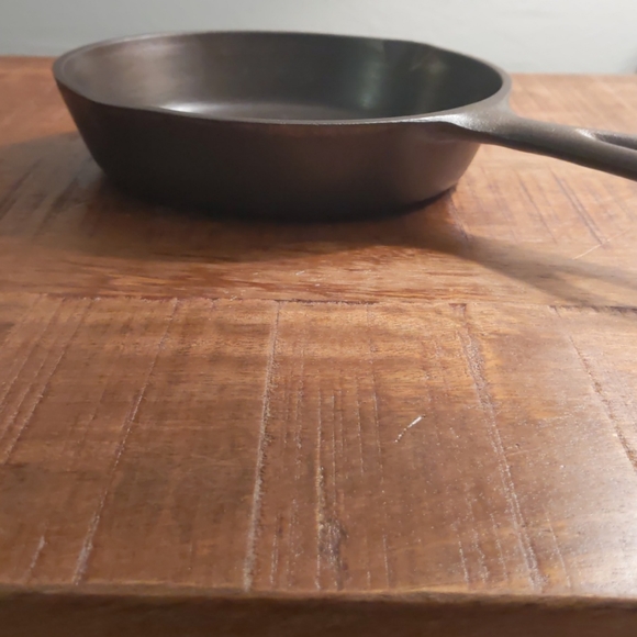 Vintage Unmarked Lodge Cast Iron Skillet, #3 - Picture 5 of 11